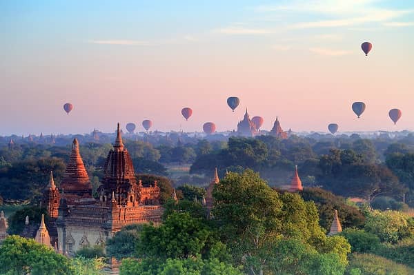 Một trong các trải nghiệm tuyệt vời nhất ở Bagan là đi khinh khí cầu và ngắm bình minh