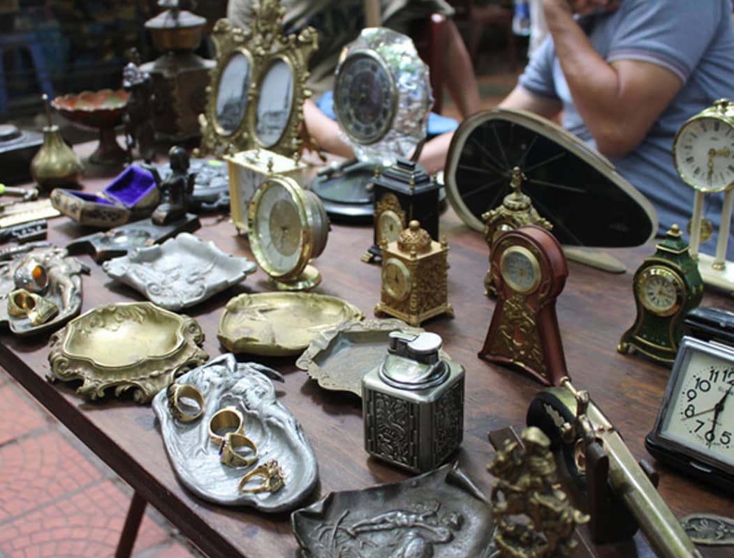 Những món đồ cổ tại chợ đồ cũ Hoàng Hoa Thám