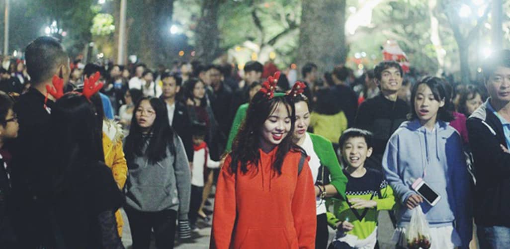 Phố đi bộ Hà Nội rực rỡ trong đêm Noel 2019