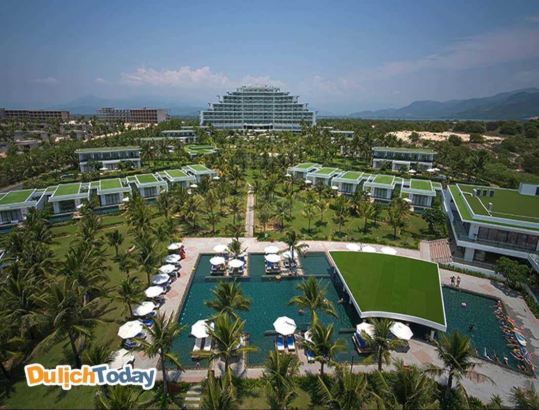 Cam Ranh Rivierea Beach resort & spa rộng lớn với biệt thự liền kề