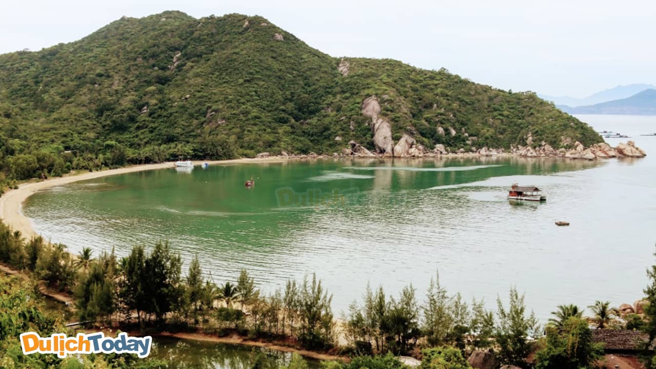Vịnh Ninh Vân xinh đẹp nhìn từ L'Alyana