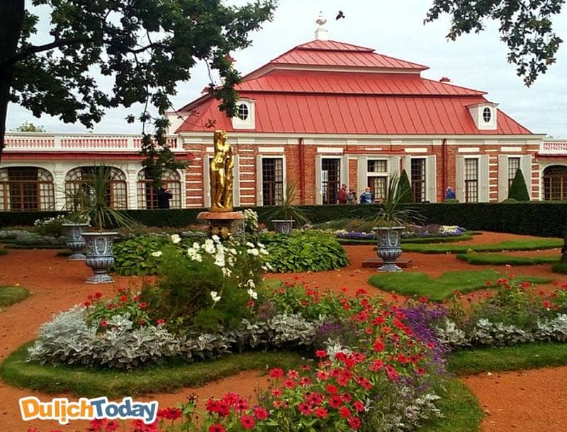  Cung điện Monplaisir rực rõ trong mùa hè tại Saint Peterburg