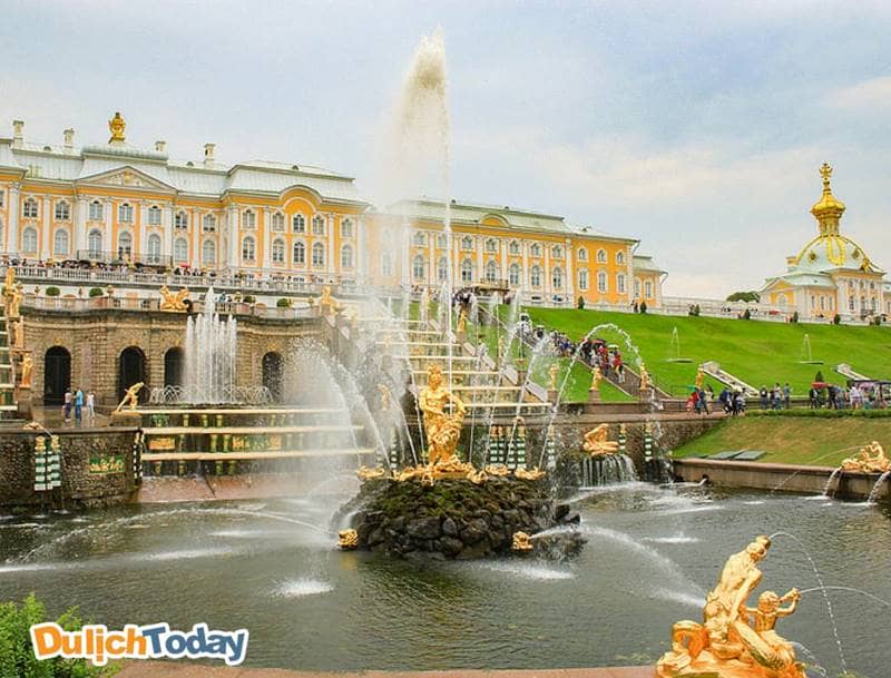 Great Cascade - thác nước trung tâm của cung điện mùa hè ở Saint Peterburg