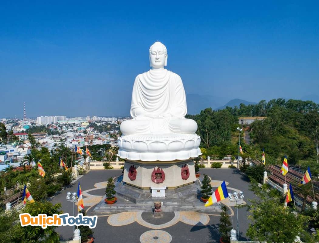 Tượng phật trắng chùa Long Sơn Nha Trang