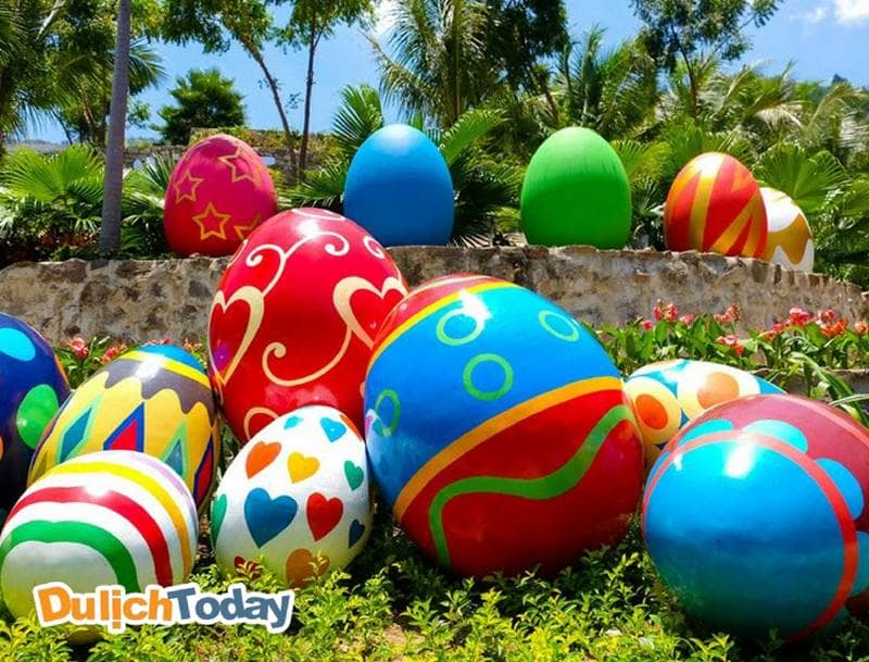 Tượng trứng nhiều màu sắc tại vườn hoa Pogana