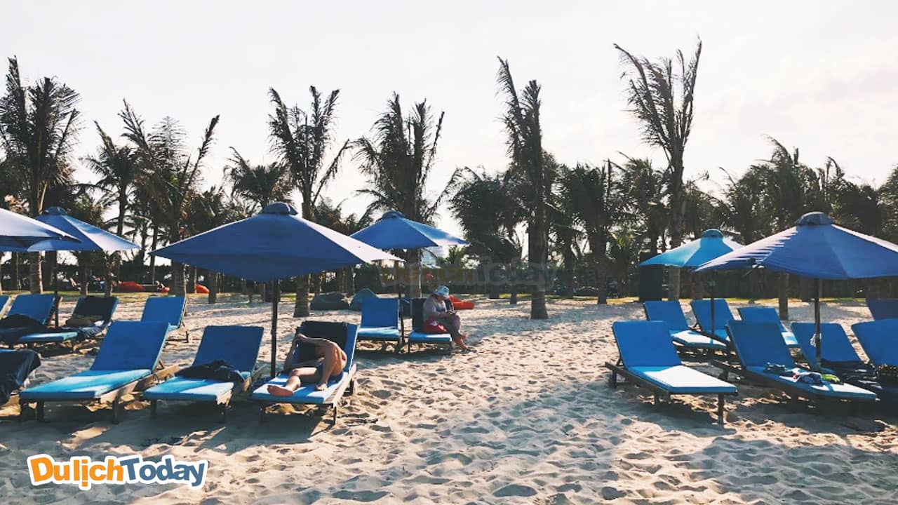 Tắm nắng tại bãi biển riêng của Duyên Hà resort Cam Ranh Nha Trang