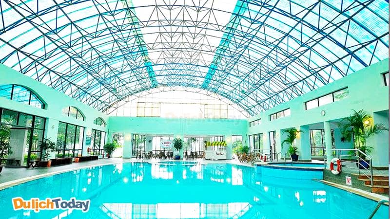 Điểm thu hút nhất tại Tản Đà Resort chính là bể bơi khoáng nóng trong nhà