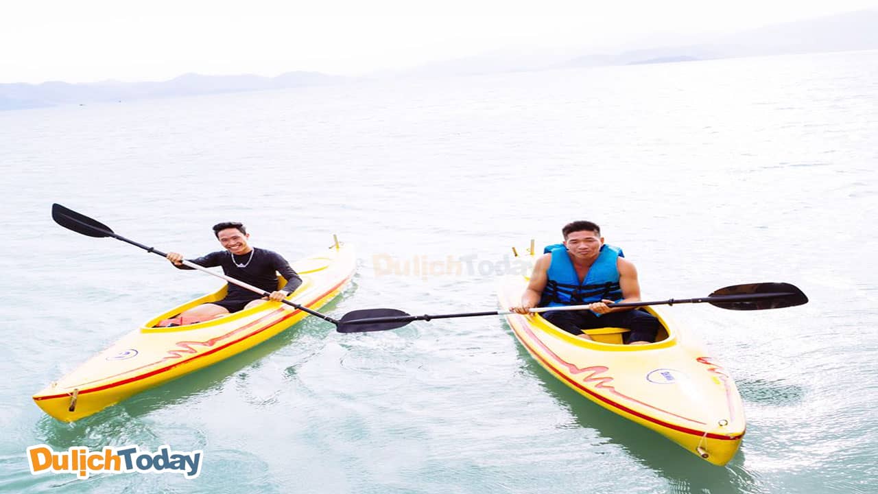 Chèo thuyền kayak cùng huấn luyện viên riêng của An Lâm resort