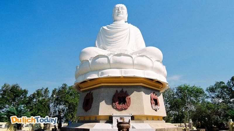 Tượng Phật trắng khổng lồ tại Long Sơn tự