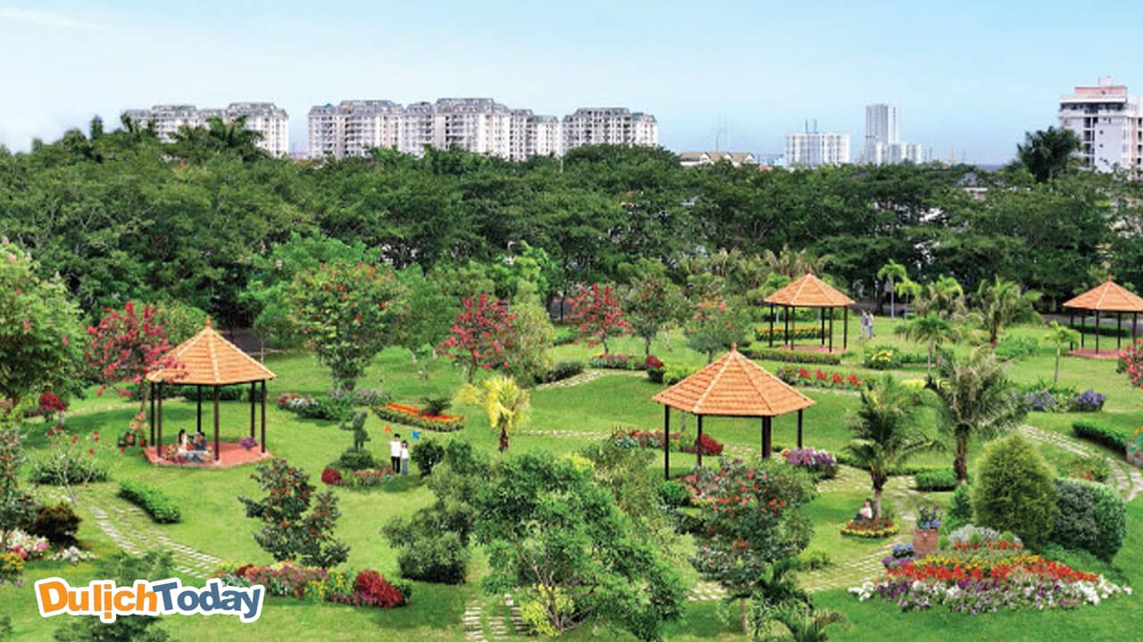 Khu sinh thái Vĩnh Hưng có những bãi cỏ xanh và rộng là nơi lý tưởng cho bạn tổ chức các hoạt động team building 