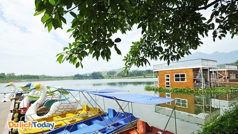 Khu nhà Nổi ở Tản Đà Resort nổi bật trên mặt nước trong xanh 