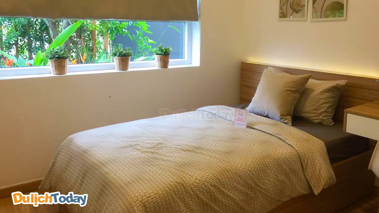 Phòng ngủ có cửa sổ hướng vườn tại Diamond bat resort Nha Trang