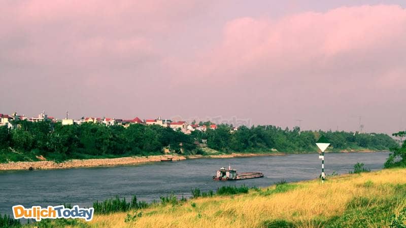 Sông Đuống là địa điểm câu cá tự nhiên ở Hà Nội được nhiều người yêu thích.