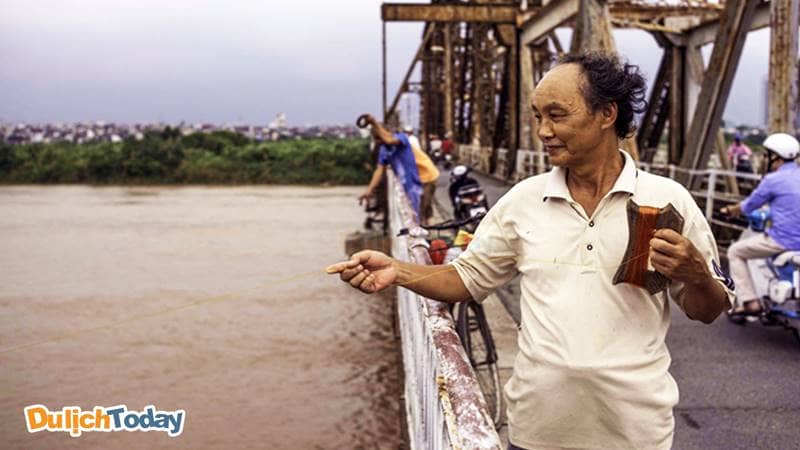 Câu cá Sông Hồng bên trên cầu Long Biên