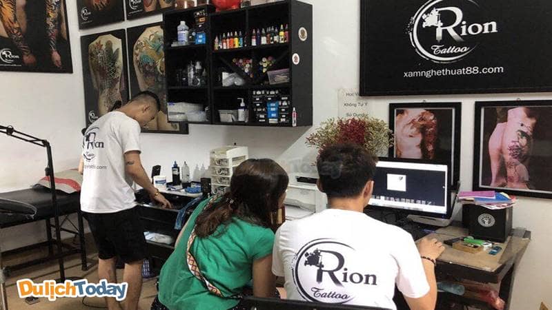 Orion Tattoo tư vấn tạo hình xăm cho khách