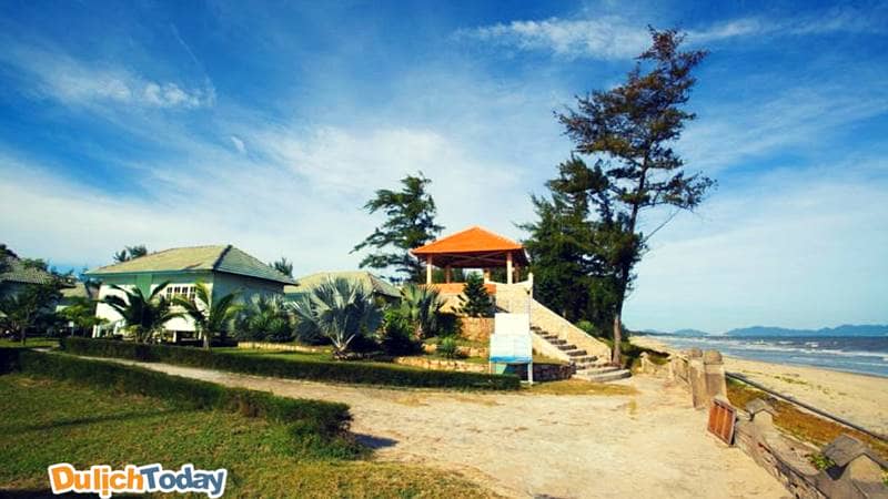 Paradise Beach Resort nằm ngay sát Bãi Sau với vị trí vô cùng đắc địa