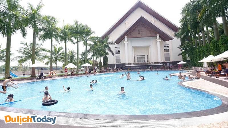 Bể bơi ven hồ ở Sông Hồng Resort chắc chắn sẽ làm mê hoặc bạn bởi vẻ đẹp “bất chấp” thời gian của nó