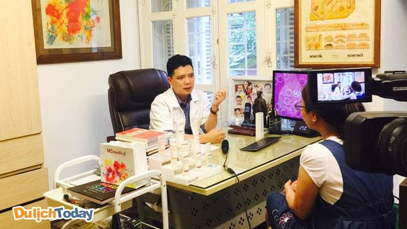 Bác sỹ Quang khám và tư vấn liệu trình chăm sóc da cho khách hàng.