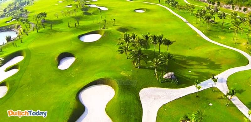 Sân golf Diamond Bay Nha Trang nổi tiếng với cơ sở vật chất hiện đại