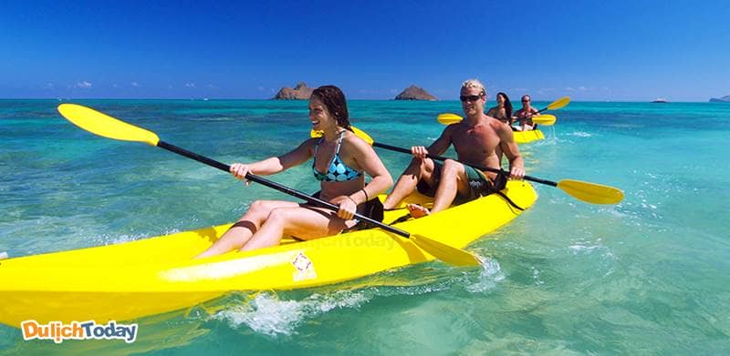 Chèo thuyền Kayak là hoạt động nổi tiếng tại bãi biển Nhũ Tiên