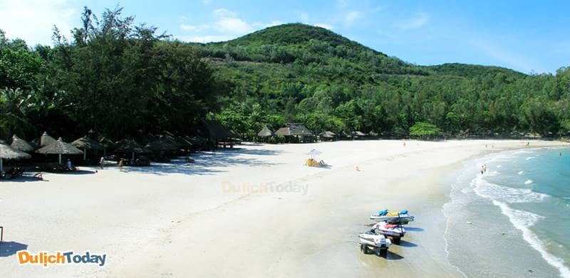 Bãi biển Nhũ Tiên phục vụ du khách nghỉ dưỡng tại Diamond Bay Nha resort
