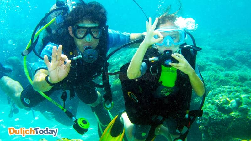 Du khách được tự do tắm biển, ngắm san hô cũng như khám phá thế giới đại dương rộng lớn với hệ thống kính bơi, ống thở, áo phao hiện đại,...