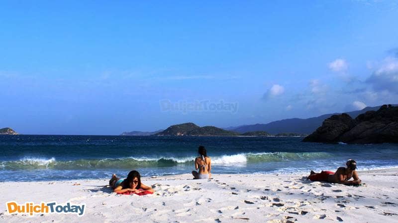 Đến đảo Bình Ba tha hồ tắm nắng trên bãi biển cát trắng tuyệt đẹp