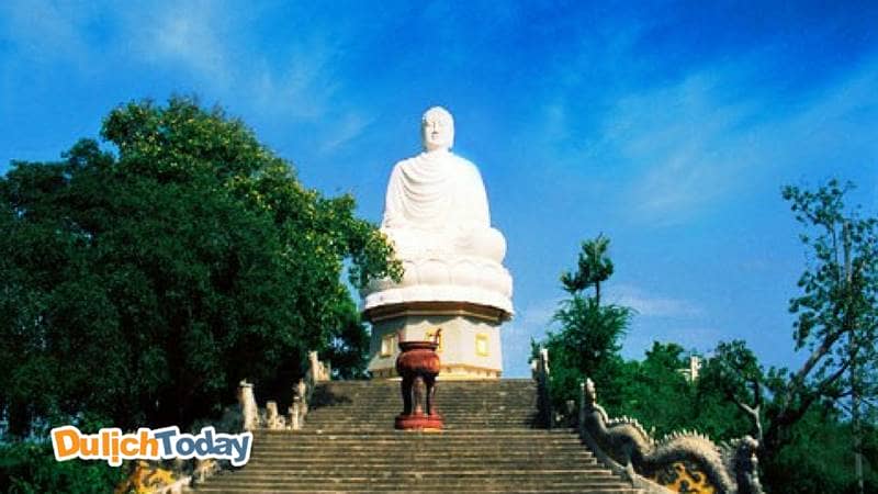 Ghé thăm tượng phật trắng tại chùa Long Sơn khi đến Nha Trang