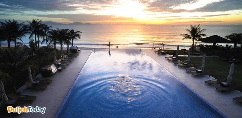 Bể bơi vô cực với quang cảnh cực đẹp tại Fusion Resort Nha Trang
