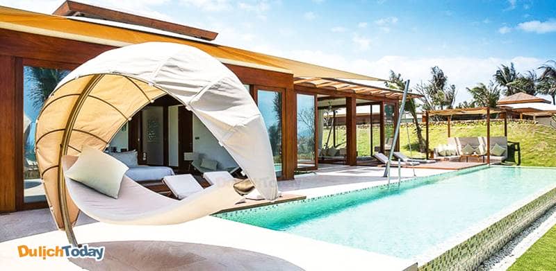 Võng hình mái vòm đặt cạnh bể bơi là hình ảnh đặc trưng của thiết kế tại Fusion Resort Nha Trang