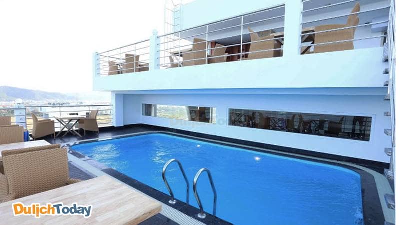 Bể bơi với tầm nhìn tuyệt đẹp trên tầng thượng khách sạn Majestic Nha Trang
