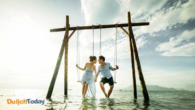 Cặp đôi chụp ảnh cưới tại hồ Đá Xanh