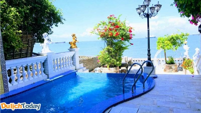 Bể bơi hướng ra biển của Hoàng gia Homestay là một trong những homestay Vũng Tàu có bể bơi đẹp nhất 