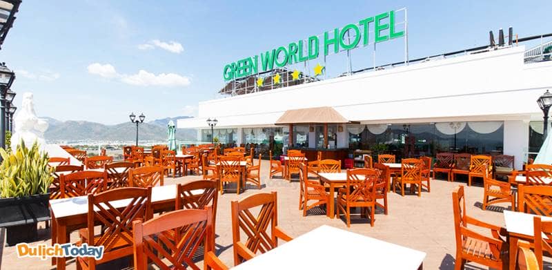 Nhà hàng Paradise Restaurant trên tầng 21 có view nhìn ra biển tại khách sạn 