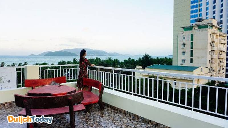 Ngắm nhìn vinh Nha Trang từ xa ở ban công của khách sạn