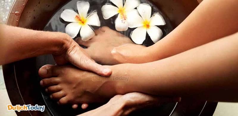 Thưởng thức dịch vụ massage chân tại Sunflower cực "chất" mà rẻ
