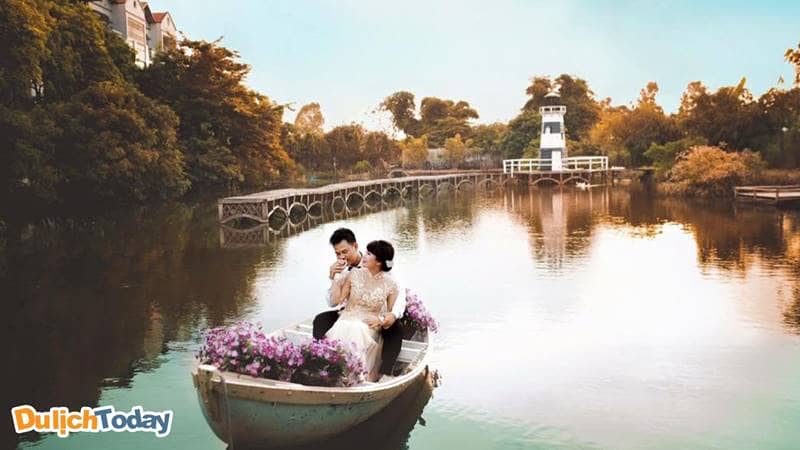 Bạn có thể lựa chon ngoại cảnh chụp ảnh cưới trên hồ