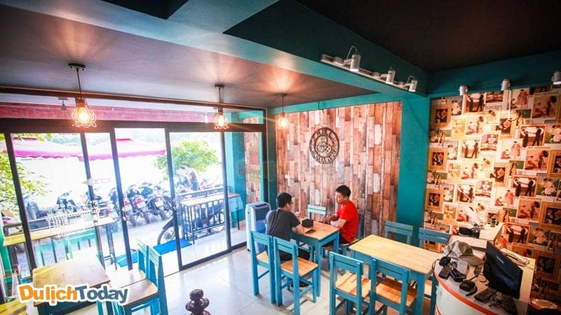 Không gian phục vụ cafe tại Cafe Phim Xã Đàn