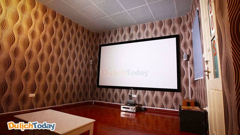 Hệ thống màn chiếu 150 inch chuẩn HD tại các phòng cùng dàn âm thanh Home Theater tại Cafe phim Yên Lãng