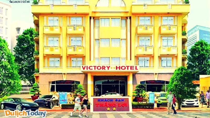 Khách sạn Victory nhìn từ bên ngoài với kiến trúc đơn giản quen thuộc