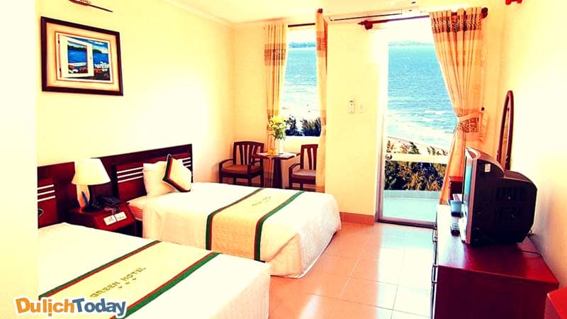 Phòng ngủ có view hướng biển vô cùng tuyệt đẹp tại Green hotel 