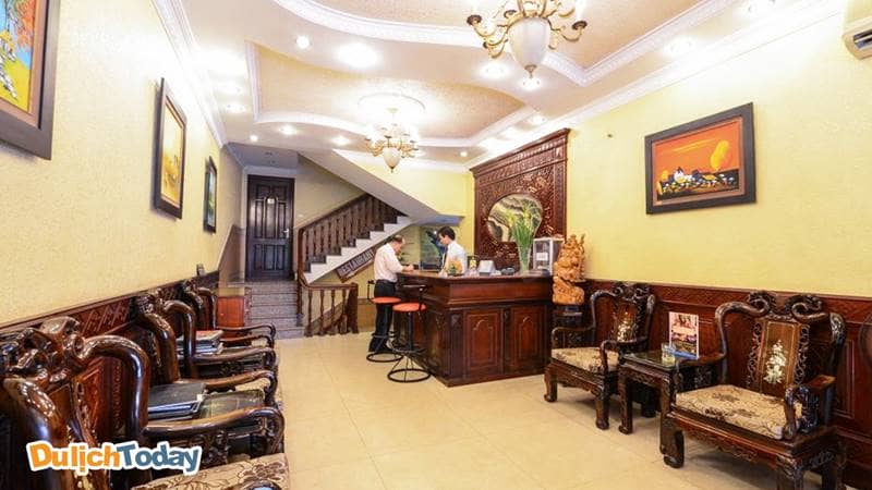 Khách làm thủ tục check-in tại Little Diamond Hotel Hanoi