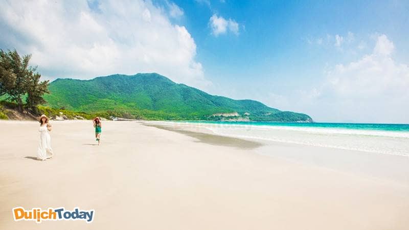 Bãi Dài Nha Trang nằm trong Top 4 bãi tắm đẹp nhất vịnh Cam Ranh với bãi cát trắng, nước biển trong xanh
