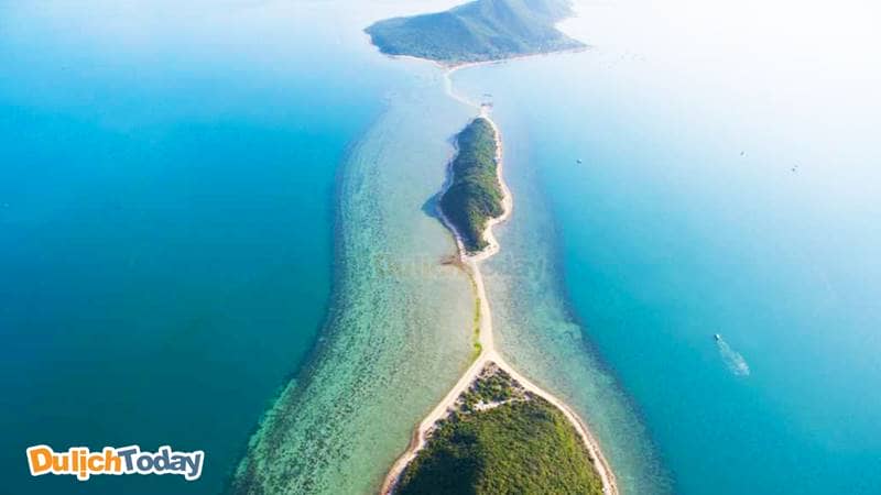 Đảo Điệp Sơn là cụm 3 đảo nhỏ được nối liền bởi con đường trên biển, mang đến cảnh quan độc nhất vô vị