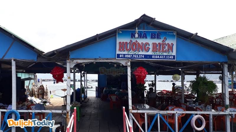 Phía ngoài nhà bè Hương Biển chuyên phục vụ hải sản tươi sống