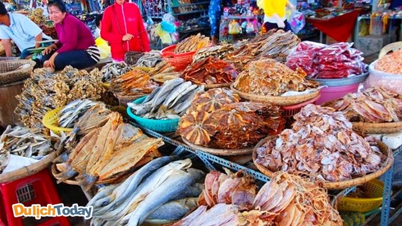 Hải sản khô - một trong những sản phẩm được bày bán nhiều nhất tại chợ Đầm
