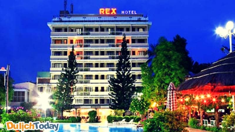 Rex hotel là khách sạn 3 sao Vũng Tàu tốt nhất với khuôn viên rộng: tòa nhà cao tầng sang trọng và bể bơi ngoài trời, quầy bar nhà hàng ngay sát