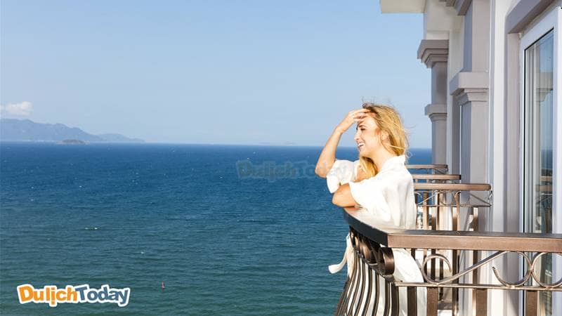 Ngắm cảnh biển Nha Trang tuyệt đẹp từ ban công phòng của Balcony