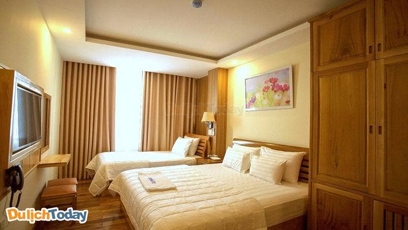 Phòng ngủ với gam màu gỗ ấm cúng tại Senkotel Nha Trang