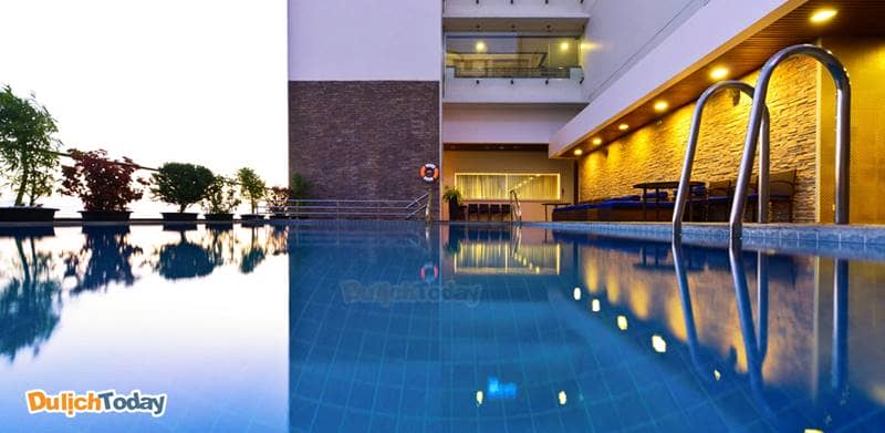 Hồ bơi của khách sạn Novotel Nha Trang tọa lạc trên tầng 3, thiết kế hiện đại và nhỏ xinh